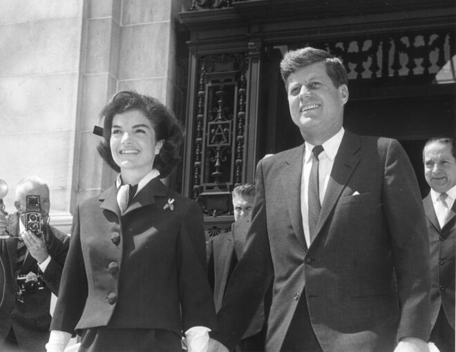 John F. Kennedy e Marlyn Monroe - Marlyn causou sensação quando cantou os parabéns ao presidente de forma sensual e carismática.  Os rumores nunca focam confirmados e Jackie O continuou ao lado do marid