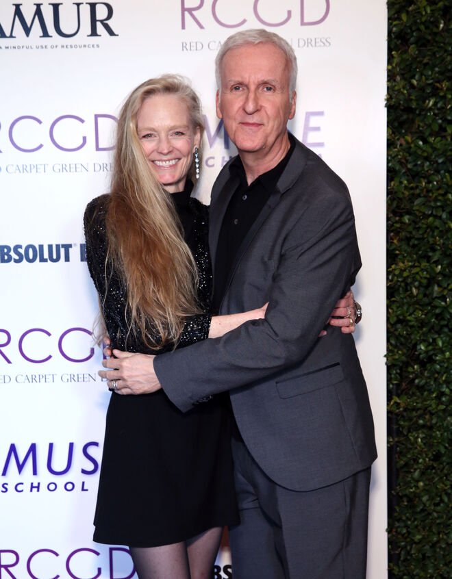 James Cameron e Suzy Amis - Cameron e Linda Hamilton foram casados por apenas 8 meses, antes do realizador de 'Titanic' se apaixonar pela atriz Suzy Amis, que conheceu no set desse mesmo filme. Anos mais tarde, Hamilton revelou que se separou porque Cameron mantinha um relacionamento com Amis. Os dois casaram-se e estão juntos até hoje
