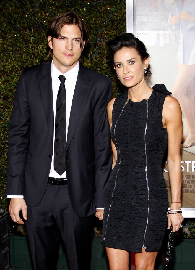Ashton Kutcher e a modelo Sara Leal - Quando em 2011 foram publicadas fotos de Kutcher com a modelo Sara Leal, Demi Moore, que era casada com o ator, pediu o divórcio de Kutcher. Estiveram juntos durante 8 anos e divorciaram-se em 2011