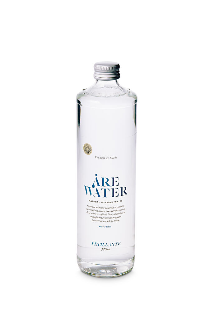 Are Water com gás (75 cl €5,50), da Suécia. É naturalmente rica em oxigénio (84%), sendo uma das águas minerais mais puras do mundo. Contém baixa concentração de sódio e baixo teor em nitratos. Vencedora de duas medalhas de ouro no AVPA Paris Gourmet Waters International Contest 2017, em França 