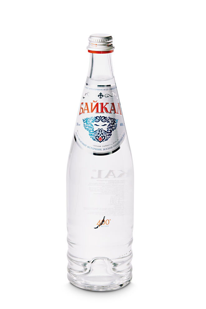 Baïkal (75 cl €7), da Rússia. O Lago Baïkal é o que tem a maior profundidade e também o mais limpo do planeta, sendo também o maior reservatório natural de água doce (75% de toda a água potável do mundo). Recolhidas a uma profundidade de 430 m (o maior teor de oxigénio natural dissolvido: 12 mg/L), esta água tem poderosas propriedades imunológicas