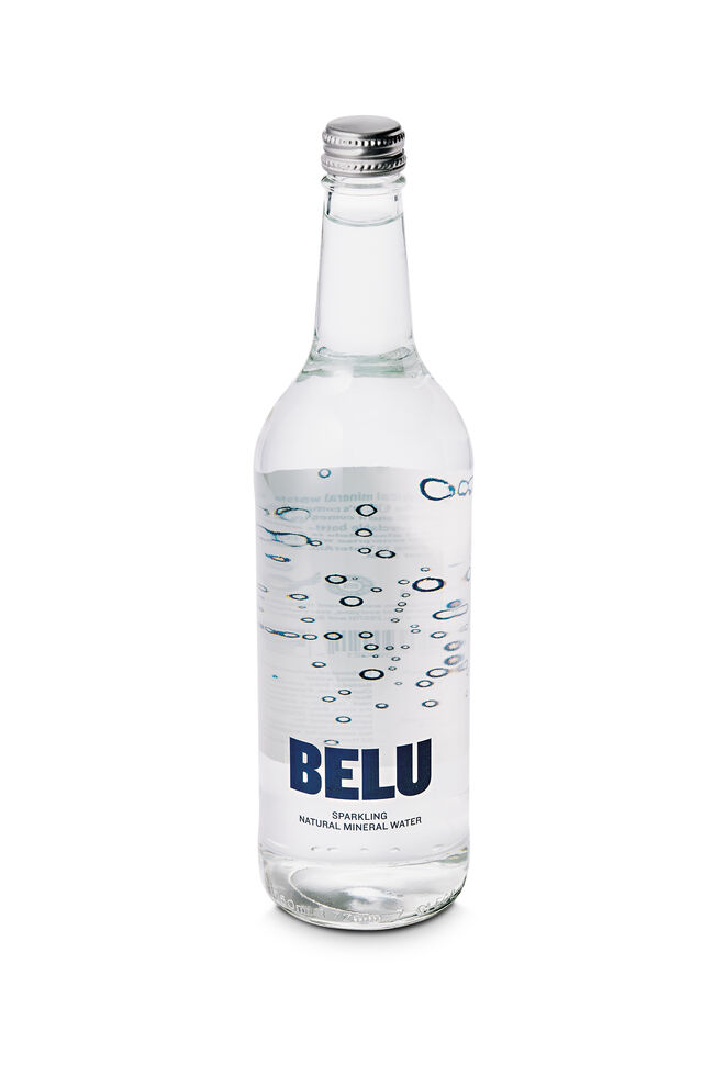 Belu com gás (75 cl €3), da Inglaterra. Empenhada em reduzir o seu impacto ambiental, compensa todas as emissões de CO2, usando tampas sem PVC para reduzir os riscos químicos indesejados e preservar as fontes locais. É 100% neutra em carbono