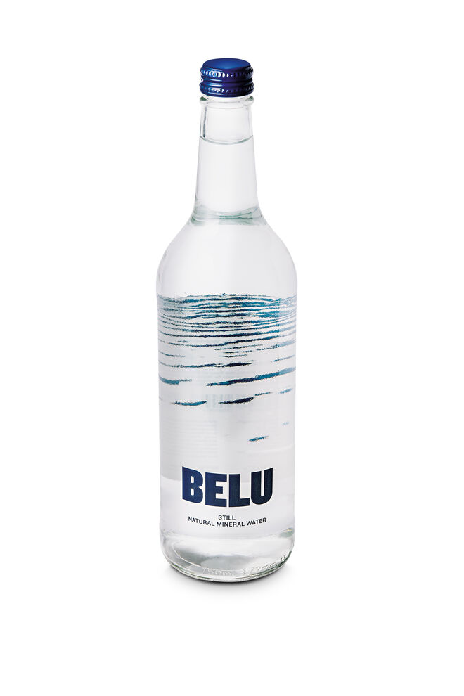 Belu natural (75 cl €3), da Inglaterra. Empenhada em reduzir o seu impacto ambiental, compensa todas as emissões de CO2, usando tampas sem PVC para reduzir os riscos químicos indesejados e preservar as fontes locais. É 100% neutra em carbono