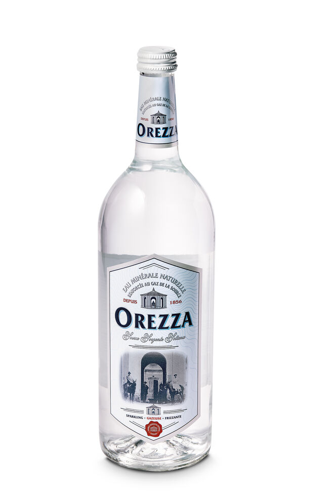 Orezza com gás (100 cl €3,75), da França. Água curativa, naturalmente ferruginosa e carbonatada. Ideal para dietas pobres em sal, devido ao baixo teor em sódio. Rica em ferro, é usada como água termal para tratamento da anemia, transtornos do sistema nervoso, doenças hepáticas e renais