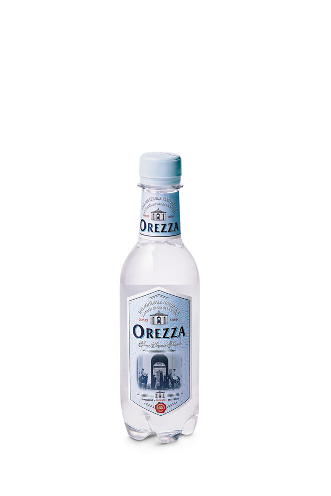 Orezza com gás (33 cl €2,50), da França. Água curativa, naturalmente ferruginosa e carbonatada. Ideal para dietas pobres em sal, devido ao baixo teor em sódio. Rica em ferro, é usada como água termal para tratamento da anemia, transtornos do sistema nervoso, doenças hepáticas e renais