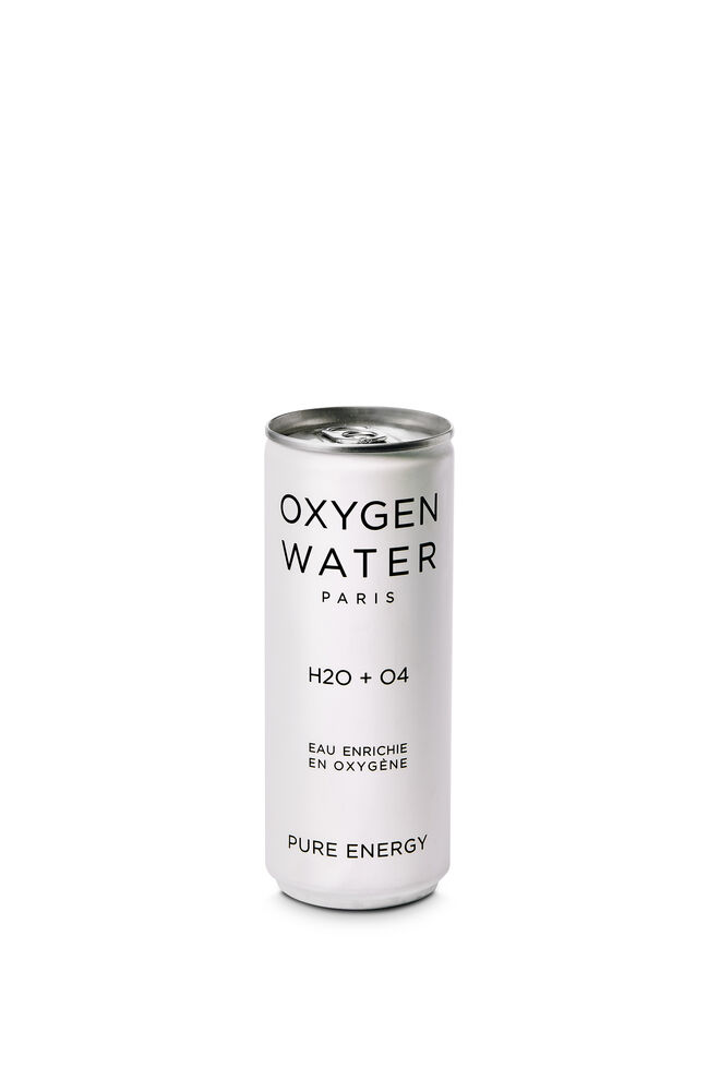 Oxygen Water natural (25 cl €5), da França. Contém 707ml/L de oxigénio que permanece estável na água durante dois anos e não se evapora após abrir a embalagem. Possui características energizantes, pode ser uma alternativa ao café e às bebidas energéticas – e melhor, sem calorias, nem conservantes artificiais. Ajuda a combater o stresse, a fadiga e o “mal da montanha”. Fortalece o sistema nervoso e imunitário, maximiza a resistência física e a recuperação muscular, e diminui as dores de cabeça e enxaquecas, além de aumentar a concentração, o estado de alerta e a memória