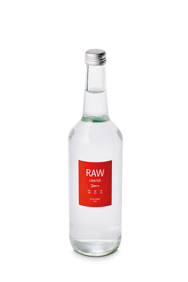 Raw Lava/Ice (€5,50), da Dinamarca. É ideal para tratamentos detox devido à baixa mineralização. Provém dos glaciares milenares, sem vestígios de poluição humana. É a água mais alcalina do mundo com um pH de 9,38