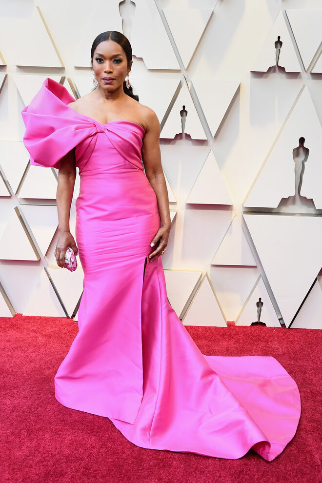 Angela Bassett em Reem Acra