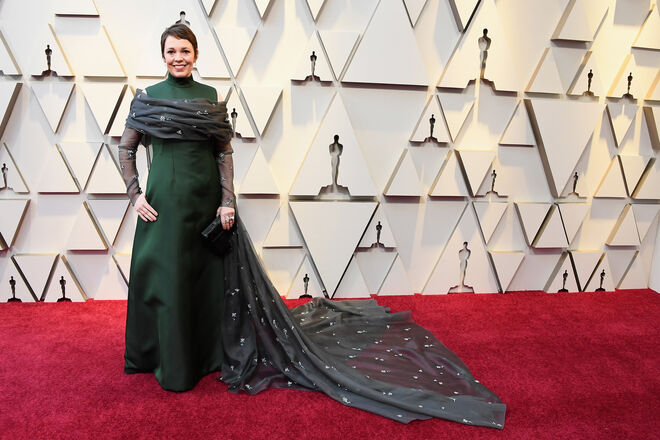 Olivia Colman em Prada e joias Chopard