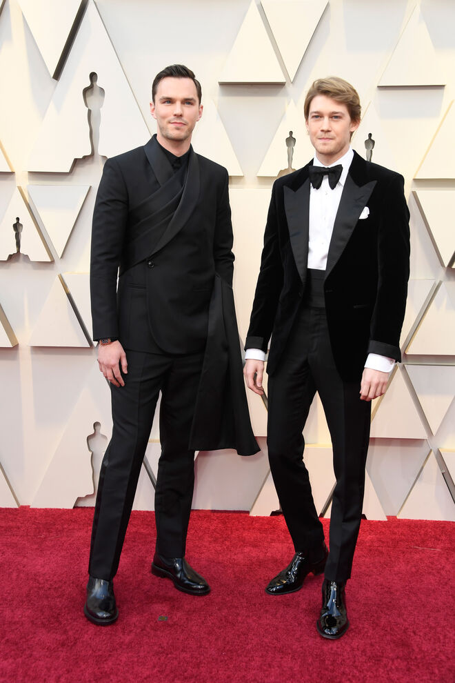 Nicholas Hoult em Dior Men e Joe Alwyn em Tom Ford