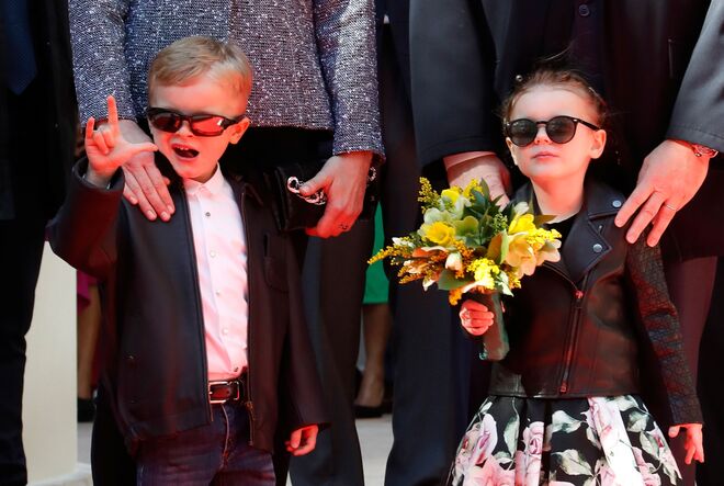 Os gémeos de quatro anos usaram roupas a condizer, desde os óculos de sol escuros aos casacos de cabedal enquanto acompanharam o príncipe Alberto e a princesa Charlene do Mónaco na abertura do novo centro comercial One Monte Carlo.