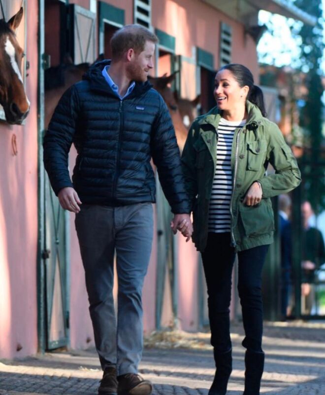 Meghan com um casaco J.Crew, calças Rag & Bone e botas Stuart Weitzman.