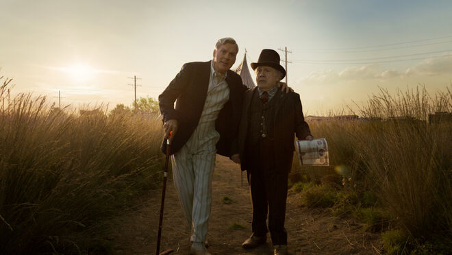 No filme, Colin Farrell é o soldado Holt Farrier que é recrutado pelo proprietário de um circo, Max Medici (Danny DeVito), para tomar conta de um pequeno elefante com orelhas grandes. 