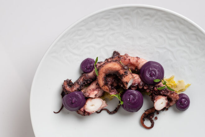 Polvo em especiarias e batata-doce roxa (€18) no restaurante Ânfora, em Lisboa