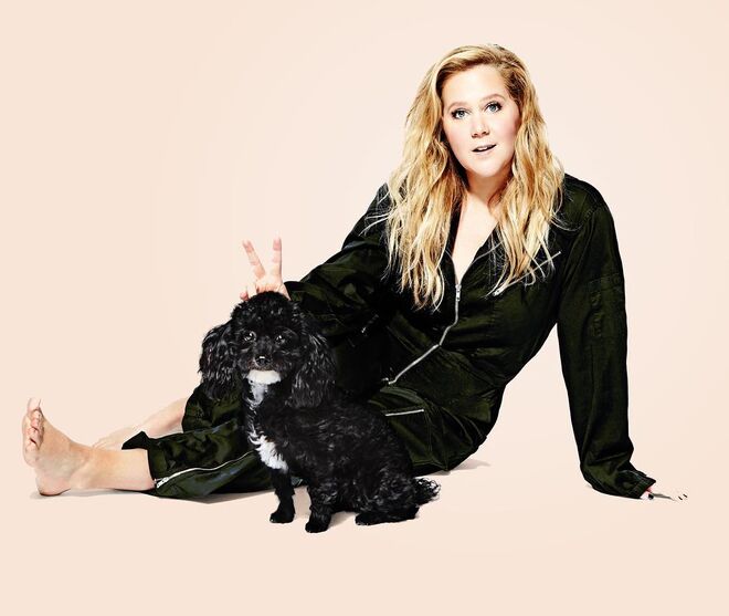 Amy Schumer - A comediante diz que já foi alvo de todo o tipo de comentários maldosos e partilha várias vezes em entrevistas a sua opinião em relação aos standards do Cinema e da televisão. A estrela do filme I Feel Pretty mantém a forma através de uma dieta saudável e exercício, mas recusa-se a passar fome. “Eu sinto-me muito bem, sinto-me na melhor forma física de sempre e é provavelmente o mais pesada que já estive e o número maior que já vesti.”