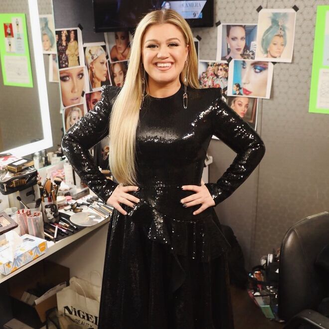 Kelly Clarkson - A cantora é constantemente alvo de julgamento e ridicularização online e há até sites e galerias dedicadas ao seu corpo. Há uns anos Clarkson ganhou peso, mas abraçou o seu novo número. A cantora mantém o seu sentido de humor em relação ao tema: “eu tenho uma figura curva, que os rapazes gostam. Posso morrer amanhã. Quero morrer enquanto estou de dieta? Vou conhecer Deus de estômago vazio? Provavelmente não – vou conhecê-Lo com um bife e batatas no estomago”
