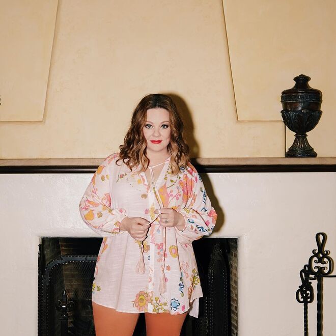 Melissa McCarthy - A atriz, que veste um tamanho 44 e que foi nomeada este ano para o Óscar de Melhor Atriz pelo seu papel em Can you Ever Forgive Me?, está no top 10 das celebridades mais bem pagas da revista Forbes. É experiente na proclamação de uma imagem positiva, defendendo sempre que a aparência não é tudo. Em 2016, publicou uma foto no Instagram com a descrição “Temos que parar de categorizar e julgar as mulheres baseando-nos nos seus corpos. Estamos a educar as raparigas a desejarem uma perfeição inconquistável em vez de se sentirem saudáveis e felizes na sua pele"