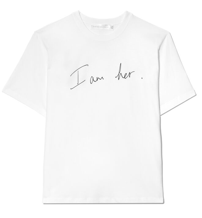 Victoria Beckham assina com a sua letra a sua t-shirt