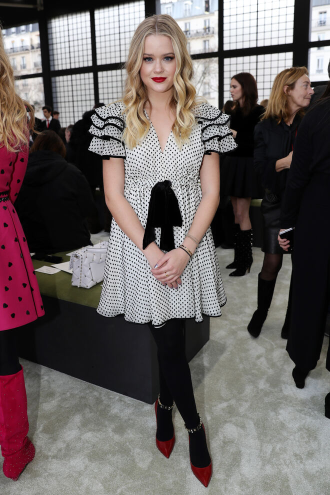 Ava Phillippe no desfile da Valentino em Paris.
