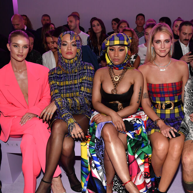 Rosie Huntington-Whiteley, Rita Ora, Nicki Minaj e Chiara Ferragni no desfile da Versace em Milão.