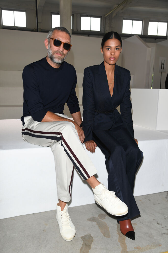Vincent Cassel e Tina Kunakey no desfile de Roberto Cavalli em Milão.