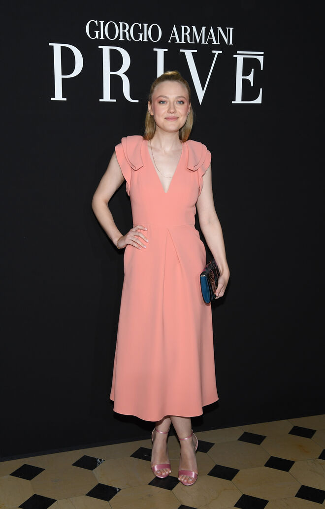 Dakota Fanning no desfile da Giorgio Armani Privé em Paris.