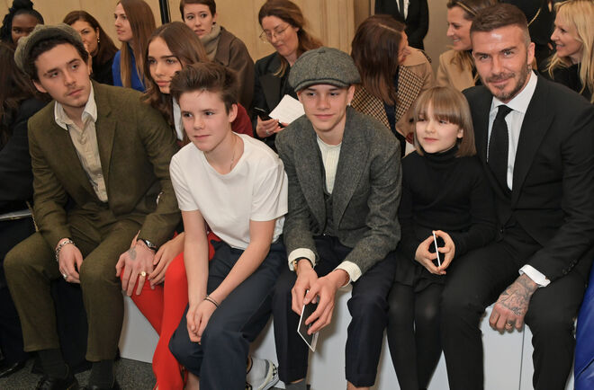 Brooklyn Beckham, Hana Cross, Cruz, Romeo, Harper e David Beckham no desfile de Victoria Beckham em Londres.