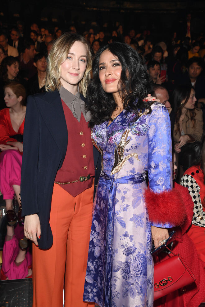 Saoirse Ronan e Salma Hayek Pinault no desfile da Gucci em Milão.