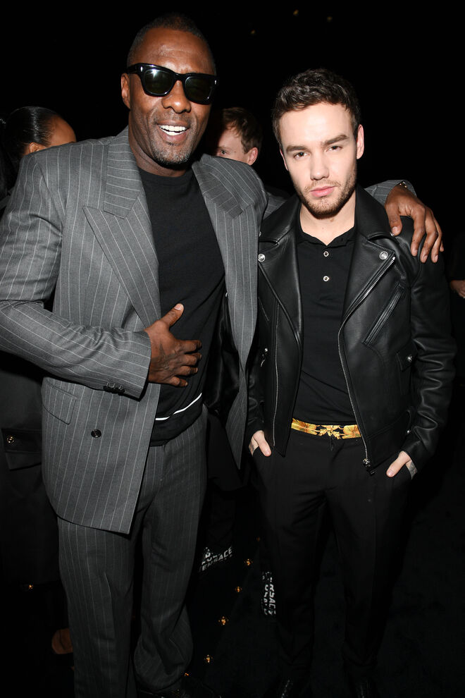  Idris Elba e Liam Payne no desfile da Versace em Milão.