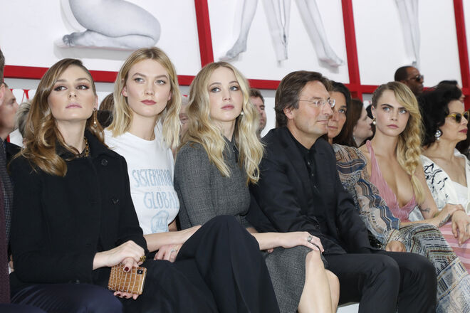 Olivia Palermo, Karlie Kloss, Jennifer Lawrence, Cara Delevingne e Bianca Jagger no desfile da Christian Dior em Paris.