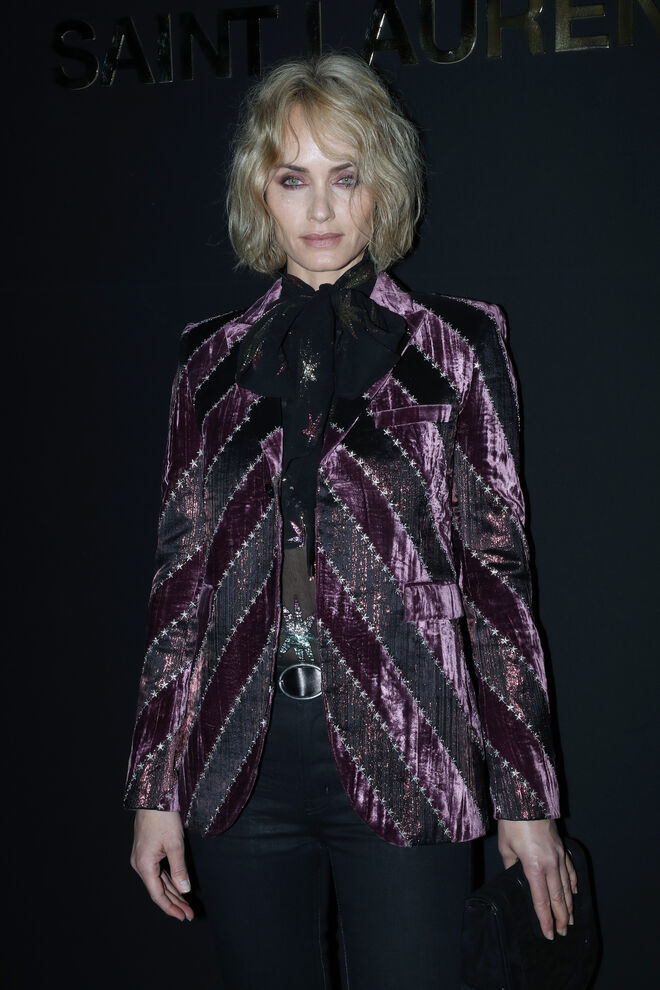 Amber Valletta no desfile da Saint Laurent em Paris.