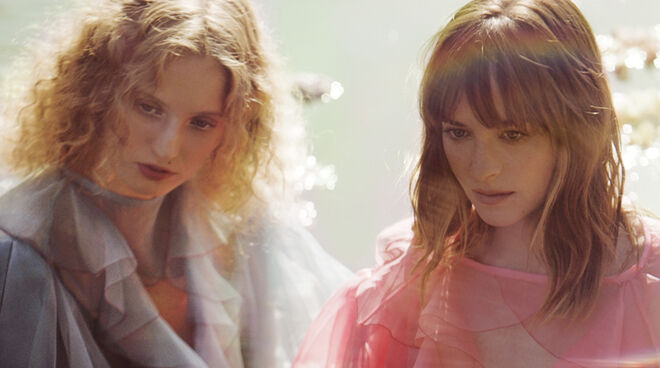Petra Collins com Dakota Johnson para o perfume Gucci Bloom