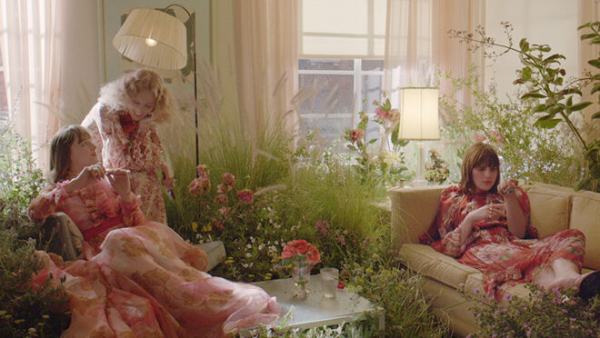 Petra Collins, Dakota Johnson e Hari Nef 