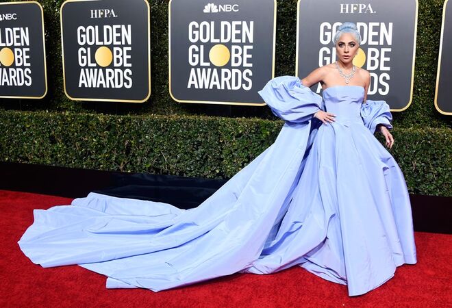Lady Gaga nos Globos de Ouro, onde ganhou Melhor Canção Original pela música "Shallow"