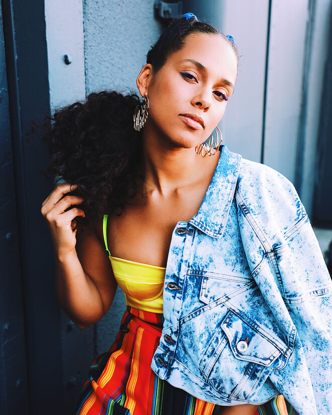 Alicia Keys, AQUÁRIO: Um dos signos menos tradicionais do zodíaco, a sua vida amorosa será um reflexo desta personalidade: única. Gosta de começar com uma amizade e descobrir se partilham os mesmos interesses, antes de partir para algo mais sério. É autónoma e independente