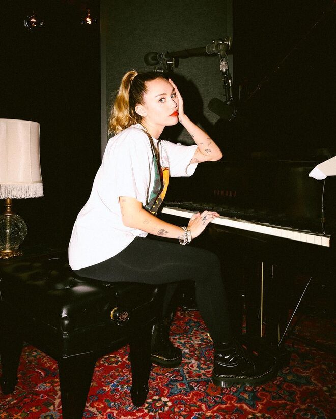 Miley Cyrus,SAGITÁRIO:  De espírito livre e mente muito aberta, a Sagitário tem de encontrar alguém que veja a vida como ela. Alguém com quem consiga viajar e aventurar-se, sem se sentir puxada para baixo. Como signo de fogo, as paixões são ardentes e profundas, nunca estando bem se estagnada