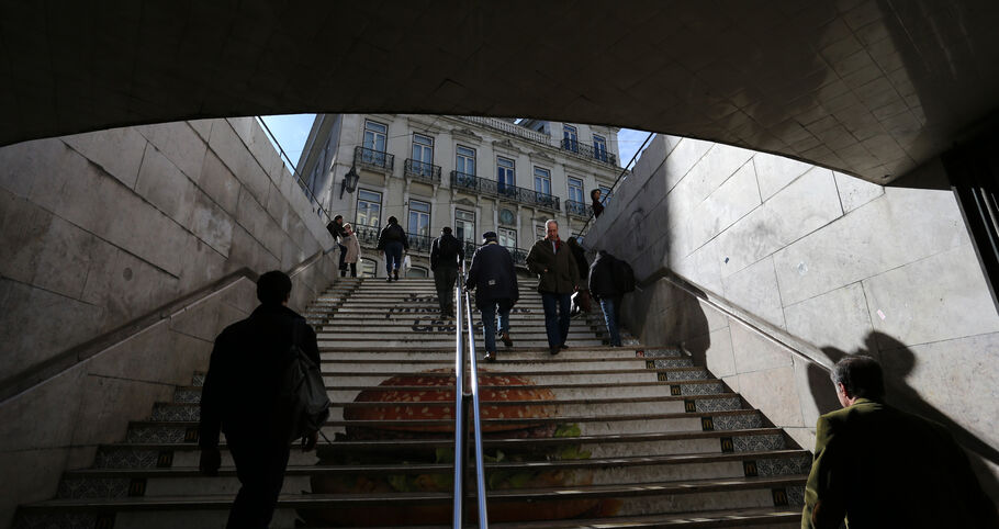 Confiança das famílias cai para mínimos de dois anos