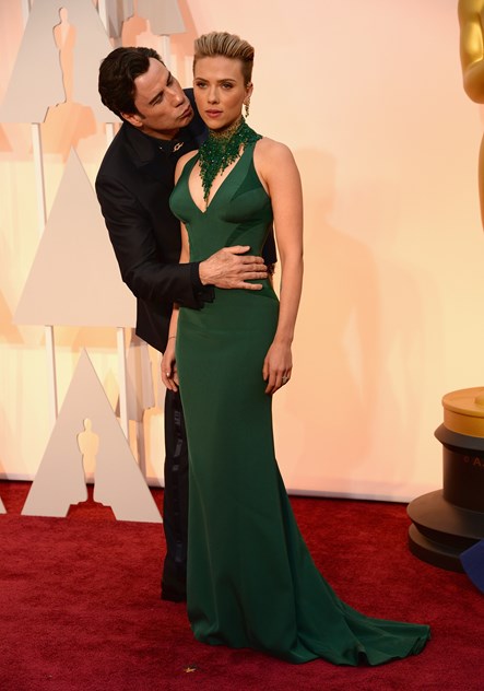 6. E John Travolta de novo, desta vez na passadeira vermelha dos Óscares de 2015, agarrando-se de forma muito estranha a Scarlett Johansson