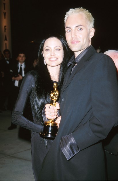 9. Angelina Jolie a demonstrar demasiada proximidade com o irmão James Haven durante os Óscares de 2000, chegando a beijá-lo nos lábios e a afirmar: “Estou tão apaixonada pelo meu irmão”