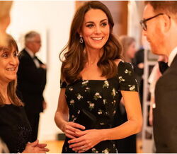 Kate Middleton repete vestido floral da Alexander McQueen