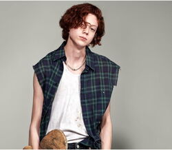 Nathan Westling muda de género e reaparece como modelo masculino