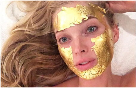 A máscara de ouro de 24 quilates favorita das celebridades