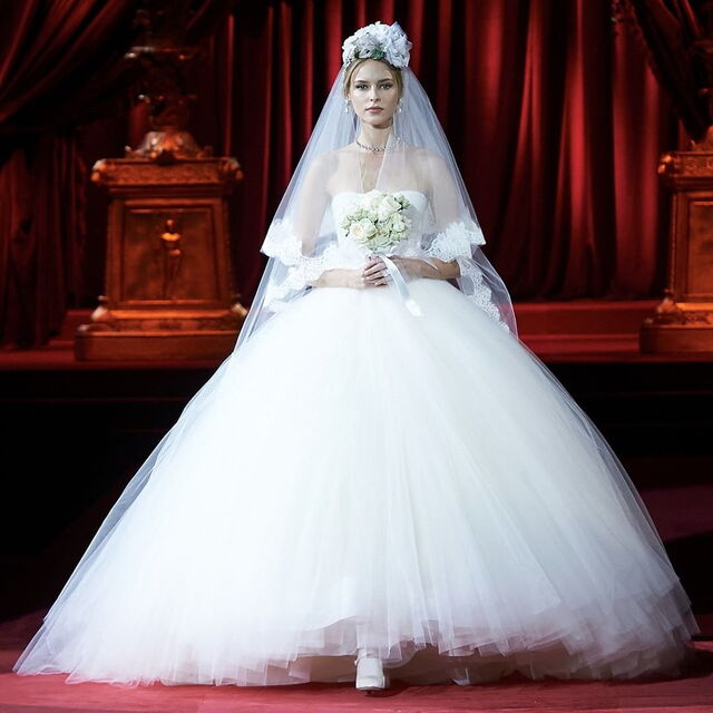 Dolce & Gabbana: o véu e o tule volumoso tornam este vestido num clássico design de noiva, perfeito para quem quiser aproximar-se do tradicional e uma escolha que favorece qualquer tipo de corpo.