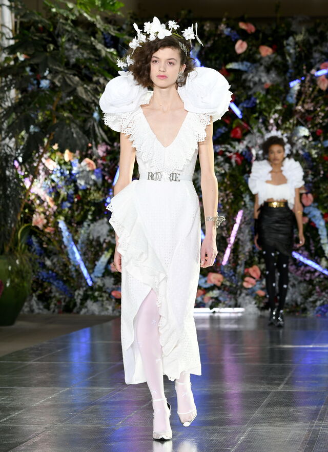 Rodarte: a assimetria do vestido e o tecido em renda torna-o romântico e feminino. Ideal para noivas como uma silhueta mais fina, já que o corte e a assimetria enaltecem as formas.