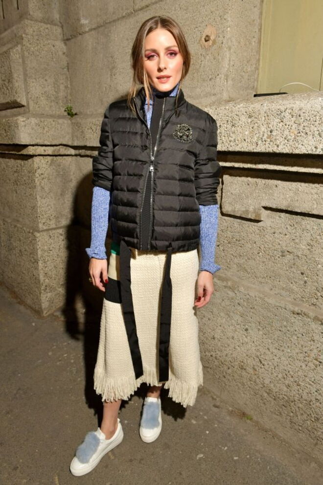 Olivia Palermo na abertura da Semana da Moda de Milão em Moncler e sapatilhas Louise White com o acessório faux fur Sky Blue da Josefinas Portugal