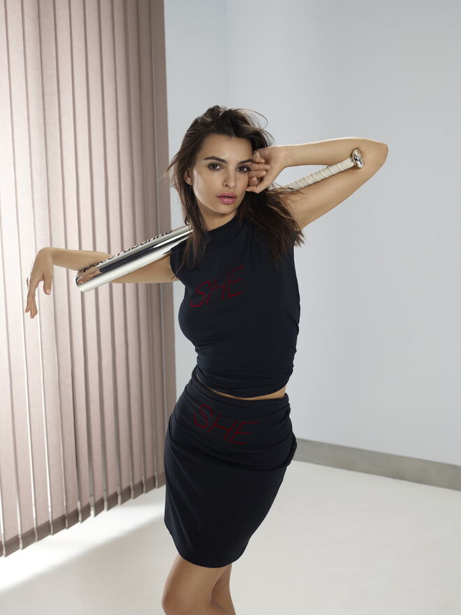 Emily Ratajkowski, embaixadora da Paco Rabanne e cara da nova fragrância feminina Pure XS