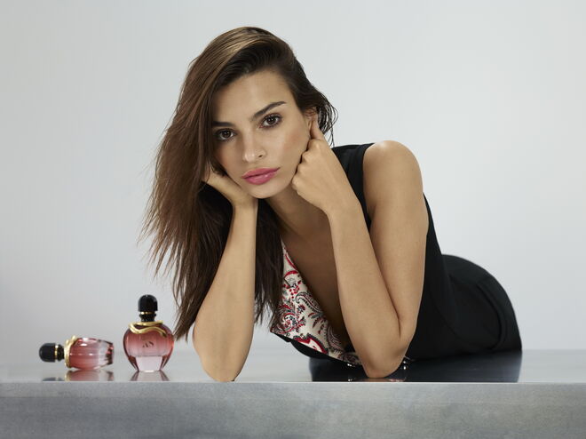 Emily Ratajkowski, embaixadora da Paco Rabanne e cara da nova fragrância feminina Pure XS