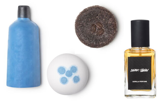 Kit Dear John com gel de duche sólido, 100 g, €11,95, bomba de banho, €5,95, champô sólido, €9,50, perfume, 30 ml, €35, Lush