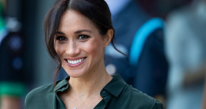 Meghan Markle | A Duquesa de Sussex tem sido várias vezes comparada à Princesa Diana por ter quebrado o protocolo real, pela sua humildade e também pelas várias iniciativas sociais em que se envolve. 