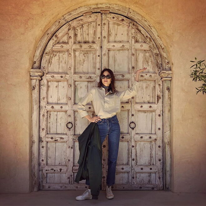 Alexa Chung usa as suas num estilo casual, com uma camisa para dentro e uns all stars
